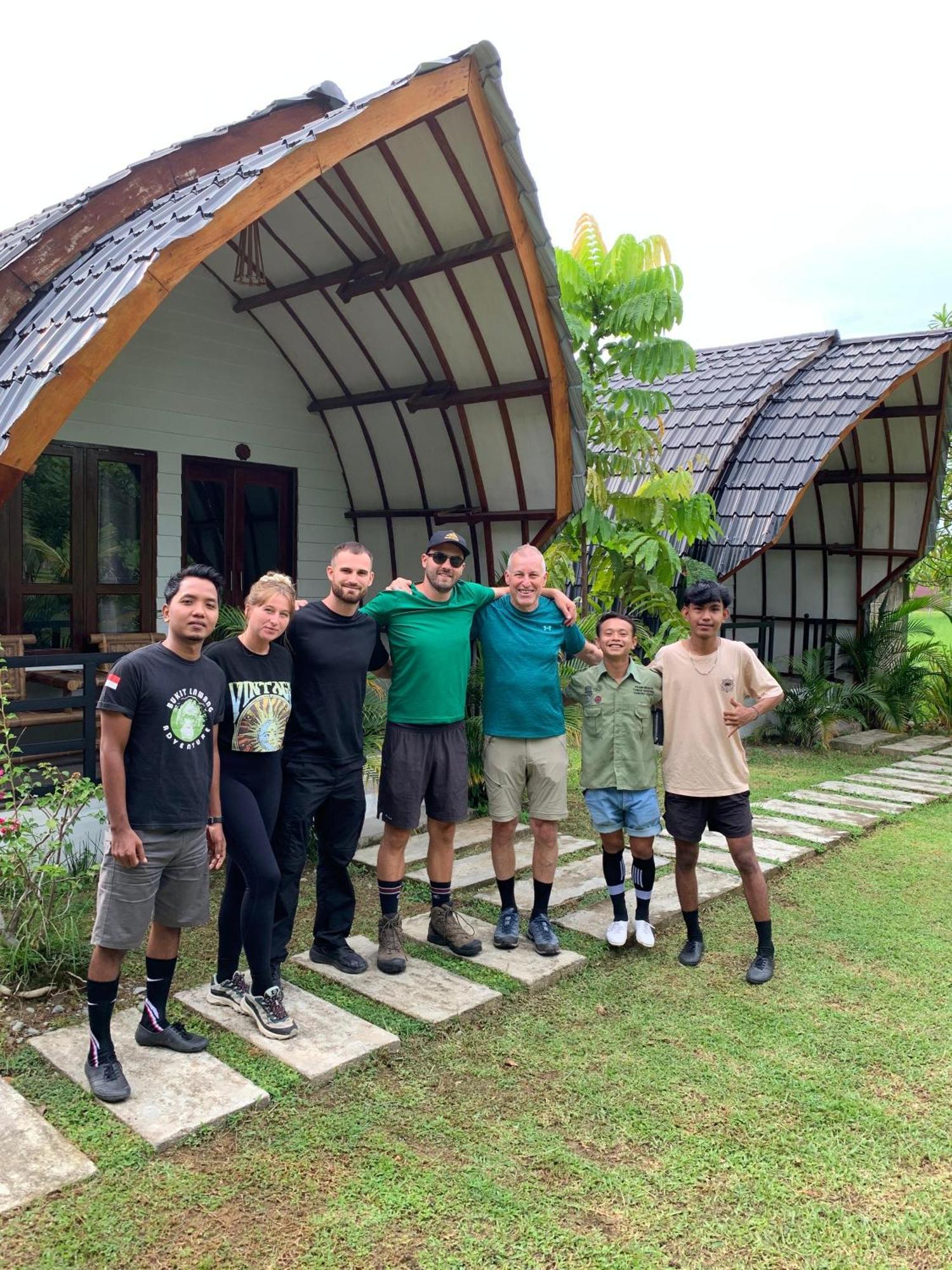 Gino'S Place - Guest House & Jungle Trekking Bukit Lawang Ngoại thất bức ảnh