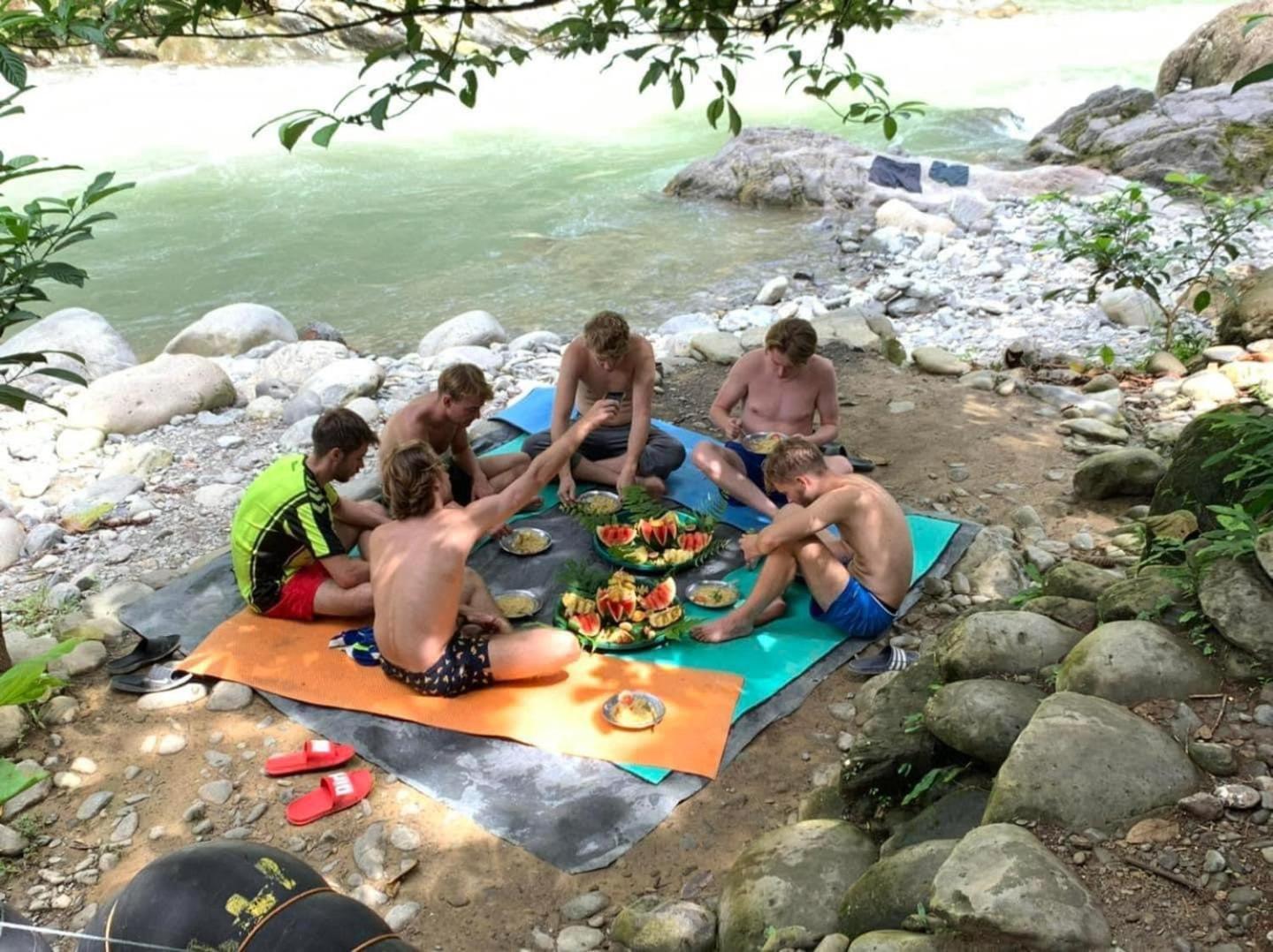 Gino'S Place - Guest House & Jungle Trekking Bukit Lawang Ngoại thất bức ảnh